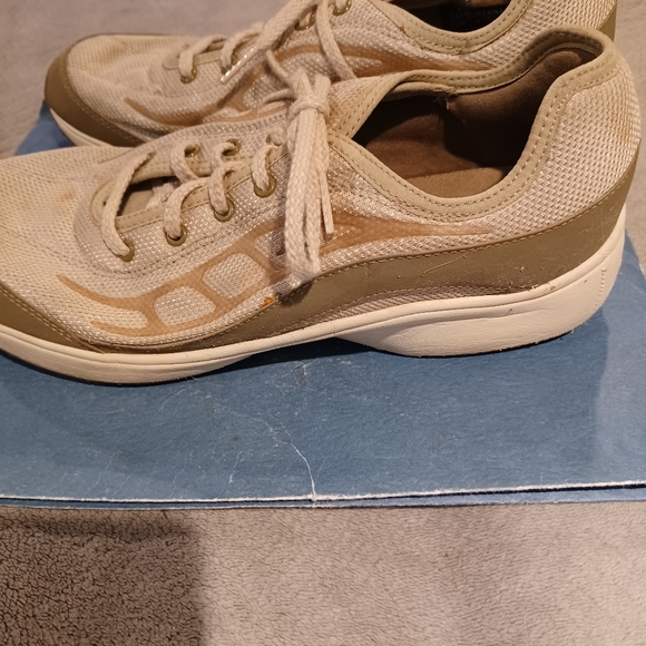 Easy spirit womens sneakers - Picture 2 of 3